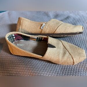 TOMS 🤎 Tan Burlap Slip-On Shoes with Plaid Lining